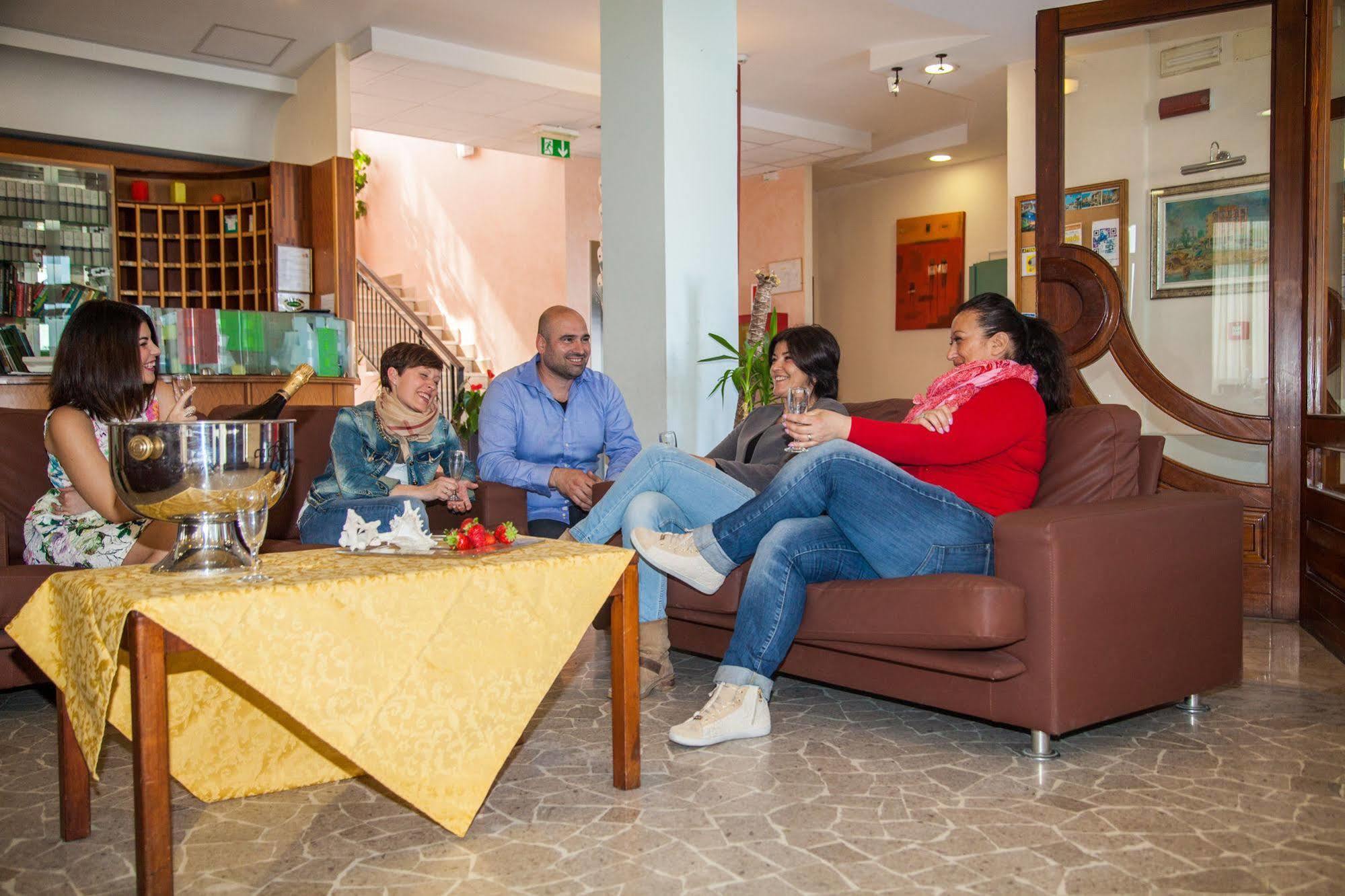 Hotel Park E Mobil Home Sottomarina Bagian luar foto